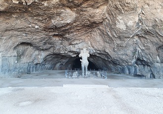 Explorer la grotte de Shapur