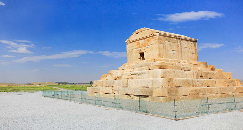 La tumba del Ciro el grande en Pasargada